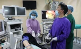 Các bác sỹ đang thực hiện ca nội soi gắp bã thức ăn trong dạ dày bệnh nhân. Ảnh: Bệnh viện cung cấp.