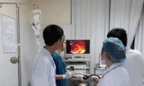 Các BS đang thực hiện ca nội soi gắp đinh vít trong dạ dày cho bé D