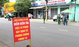 Một điểm kiểm tra vi phạm về phòng chống dịch làm việc ở đường Phan Đình Phùng, phường Tây Sơn