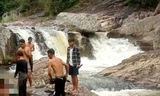 Lên suối đầu nguồn tắm khi trời mưa, hai em nhỏ tử vong do đuối nước