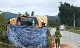 Xe khách lật sau tai nạn, 5 người thương vong