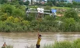 Chàng trai điều khiển máy bay không người lái cứu nhóm em nhỏ mắc kẹt giữa sông