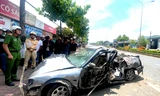 Ô tô bẹp dúm sau tai nạn, 3 người bị thương nặng