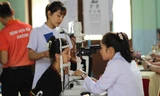 Bệnh viện Mắt Quốc tế Sài Gòn-Gia Lai tầm soát khúc xạ cho hơn 1.000 học sinh