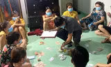 Nữ trưởng phòng công ty bảo hiểm đánh bạc với 9 phụ nữ