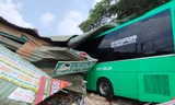 Tai nạn kinh hoàng, xe khách lao thẳng vào nhà dân, ít nhất 6 người thương vong