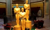 Tượng Oscar tại cổng vào Nhà hát Dolby, Los Angeles, nơi tổ chức Lễ trao giải Oscar 2015 - Ảnh: Reuters