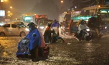 Người dân TPHCM vật lộn trong cơn mưa kỷ lục ngày 6/8 
