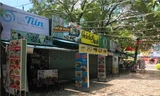 Quán cà phê, quán ăn mọc lên chi chít chiếm dụng công viên. Ảnh: Ngô Bình