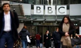 Trước trụ sở đài BBC - Ảnh: Reuters