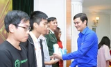 Bí thư Thường trực T.Ư Đoàn Bùi Quang Huy tặng quà cho các Gương mặt trẻ Việt Nam tiêu biểu năm 2020. Ảnh: Dương Triều