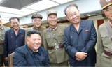 Nhà lãnh đạo Triều Tiên Kim Jong Un quan sát vụ thử vũ khí tầm ngắn hôm 10/8