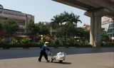 Người lao động mưu sinh dưới nắng nóng tháng 5 của Hà Nội Ảnh: Hoàng Mạnh Thắng