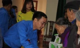 Anh Nguyễn Hồng Hải, Phó trưởng ban thường trực Ban Tổ chức T.Ư Đoàn trao quà cho gia đình chính sách trên quê hương anh hùng Lý Tự Trọng ở xã Việt Xuyên, Thạch Hà, Hà Tĩnh Ảnh: P.H