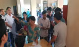 Người dân đến dự buổi gặp Chủ tịch UBND TPHCM 