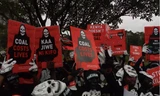  Các nhà hoạt động môi trường ở Kenya biểu tình phản đối dự án điện than Ảnh: SCMP