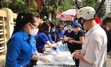  Thanh niên có vai trò rất lớn trong phòng, chống dịch bệnh COVID-19 (Trong ảnh tuổi trẻ Thủ đô phát nước sát khuẩn phòng chống dịch COVID-19) Ảnh: Xuân Tùng