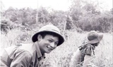 Nhà báo Đình Na sau những lần đưa tin ảnh chiến trường, trở về chiến khu để tăng gia sản xuất tự túc lương thực. Ảnh: Tuấn Hải (TTXVN)