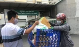 Dịch vụ “đi chợ thuê”, giao hàng tận nhà đắt khách thời Covid-19 Ảnh: U.P