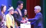 Bộ trưởng, Chủ nhiệm Ủy ban Dân tộc Ðỗ Văn Chiến tặng quà các học sinh, sinh viên, thanh niên dân tộc thiểu số xuất sắc, tiêu biểu năm 2020 Ảnh: Xuân Tùng