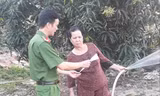 Công an tỉnh Bình Dương phát tờ rơi đến người dân để nhận diện đối tượng Lê Quốc Tuấn