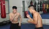 Võ sĩ Nguyễn Văn Ðương (bên trái) ra sức tập luyện cho các mục tiêu tại đấu trường khu vực và thế giới sắp tới. Ảnh: NGÔ TÙNG