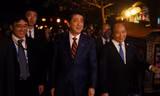 Tại Đà Nẵng, Thủ tướng Nguyễn Xuân Phúc và Thủ tướng Nhật Bản Shinzo Abe đã cùng tản bộ ở phố cổ Hội An, khai trương Không gian Văn hóa Việt -Nhật