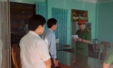 Công an đọc lệnh bắt ông Lam (đeo kính)