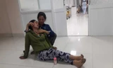 Mẹ của sản phụ Võ Thị Bích Liễu khóc ngất tại bệnh viện
