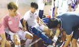 Duy Mạnh được bác sỹ CLB Hà Nội cố định gối ngay sau chấn thương Ảnh: NHƯ Ý