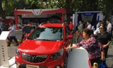 Người dân tìm hiểu các mẫu xe của VinFast Ảnh: Tuấn Nguyễn 