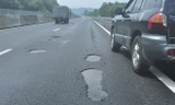 Những vết bong tróc trên cao tốc Đà Nẵng - Quảng Ngãi Ảnh: PV