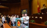 Các đại biểu Quốc hội bỏ phiếu tín nhiệm tại Quốc hội