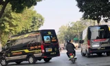 Xe hợp đồng Limousine hãng X.E Việt Nam và Hà Hải đứng bắt trả khách thường xuyên trên đường Trần Nhân Tông