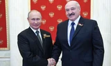 Tổng thống Nga Vladimir Putin đón Tổng thống Belarus Alexander Lukashenko đến Mátxcơva hồi tháng 6. Ảnh: Reuters