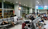 Hành khách vạ vật tại sân bay Phú Quốc đợi chuyến bay bị trễ so với kế hoạch ngày 1/7 Ảnh: Phạm Thanh