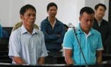 Bị cáo Trọng (áo trắng), bị cáo Toàn (áo xanh) tại tòa 