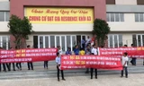  Khách hàng mang băng rôn phản đối sai phạm của chủ đầu tư dự án Đạt Gia Residence Thủ Đức