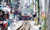 Hình ảnh đoàn tàu lao vun vút trong khu vực nội đô Hà Nội luôn là nỗi lo của người dân về ùn tắc và tai nạn. 