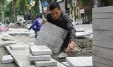 Hà Nội yêu cầu tạm dừng lát vỉa hè
