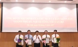 Chủ tịch UBND TP Hà Nội trao các quyết định cho các lãnh đạo các Sở mới được bổ nhiệm