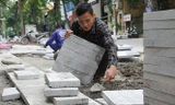 Hiện Hà Nội yêu cầu tạm dừng lát đá vỉa hè để thanh tra xử lý trách nhiệm