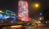 Tòa nhà cao ốc nằm giữa ngã tư Thái Hà, Láng Hạ, Huỳnh Thúc Kháng chạy đèn Led với lá cờ đỏ sao vàng cổ vũ đội tuyển U23 Việt Nam trước trận bán kết lịch sử