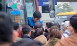 Hành khách chen chúc nghẹt thở ở bến xe về quê ăn Tết