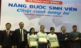  Đại diện cty bảo hiểm Prudential và báo Tiền phong trao học bổng cho sinh viên