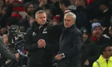 HLV M.U mỉa mai thâm sâu Mourinho trước đại chiến