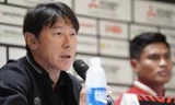 HLV Shin Tae-yong 'sấy tóc' sao Indonesia sau trận thắng Campuchia