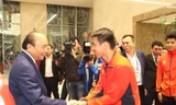Thủ tướng chúc mừng các cầu thủ bóng đá Việt Nam. Ảnh Như Ý.