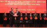 Ông Phạm Minh Chính, Trưởng Ban Tổ chức Trung ương trao Giấy Chứng nhận tốt nghiệp cho học viên (ảnh TTXVN)