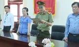 Ông Hoàng Đức Tiến, Giám đốc Sở (ngoài cùng bên phải) chứng kiến cơ quan chức năng khởi tố, bắt giam cán bộ vi phạm